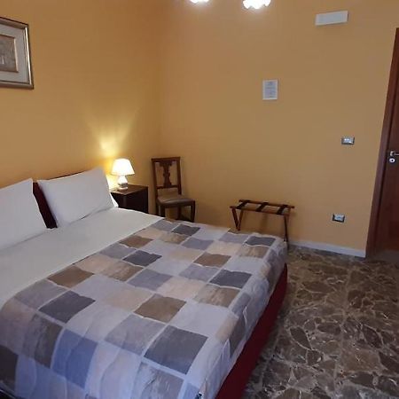 Bed and Breakfast La Riviera Мілаццо Екстер'єр фото