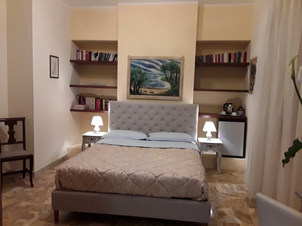Bed and Breakfast La Riviera Мілаццо Екстер'єр фото