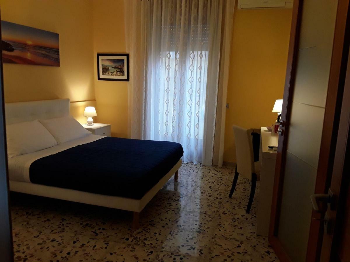 Bed and Breakfast La Riviera Мілаццо Екстер'єр фото